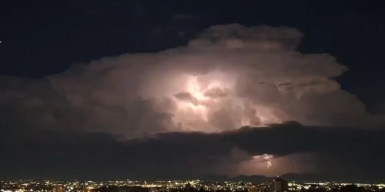 Após milhares de raios no céu, chuva diminui e temperaturas seguem na gangorra no Paraná