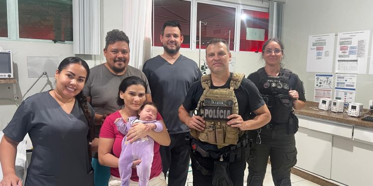 Policial realiza manobra de desengasgo e salva bebê de 2 meses, no Paraná