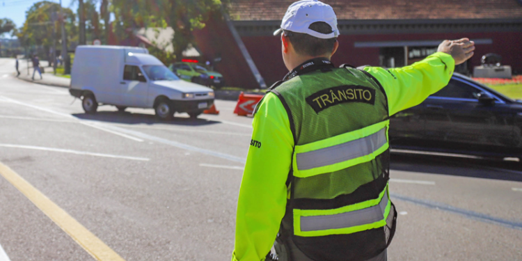 Centro de Curitiba terá bloqueios de ruas para o Desfile das Escolas de Samba neste fim de semana