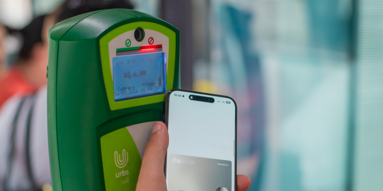 Estações-tubo e ônibus voltam a aceitar pagamento por celular e relógios inteligentes no próximo domingo
