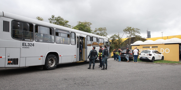 Quatro adolescentes são apreendidos e um homem é detido na segunda fase da Operação Fura-Catraca