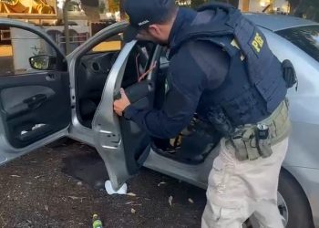 PRF apreende quase 130 kg de drogas em carro com crianças, no Paraná