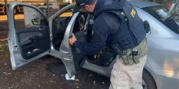PRF apreende quase 130 kg de drogas em carro com crianças, no Paraná