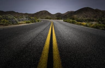 Veículo oficial, conduzido por funcionário público, e que causa um acidente. O Estado pode processar o motorista?