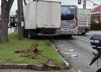 Homem nu invade residência, furta caminhão e provoca série de colisões em Curitiba