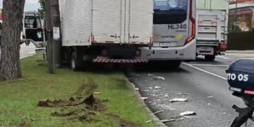 Homem nu invade residência, furta caminhão e provoca série de colisões em Curitiba