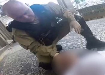 Policiais do Pelotão de Motos prestam primeiros socorros a idoso após convulsão no Centro de Curitiba