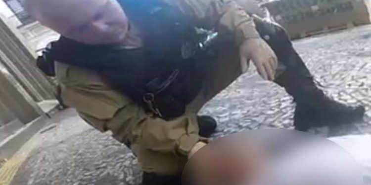 Policiais do Pelotão de Motos prestam primeiros socorros a idoso após convulsão no Centro de Curitiba