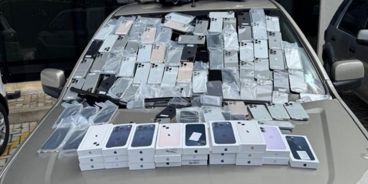 Receita Federal e Polícia Federal retêm smartphones avaliados em mais de R$ 1 milhão na BR-277