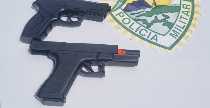 Dupla é presa e veículo roubado é recuperado pela PM em Quatro Barras