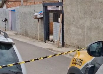 Homem é baleado na rua, corre até em casa, mas morre no quintal