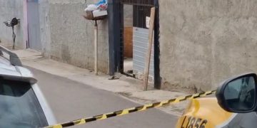Homem é baleado na rua, corre até em casa, mas morre no quintal