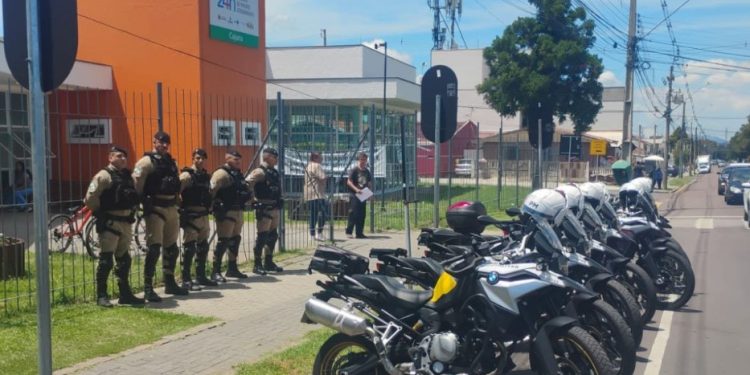 Policiais do Pelotão Motos do 33º BPM escoltam veículo e auxiliam mulher com suspeita de infarto em Curitiba