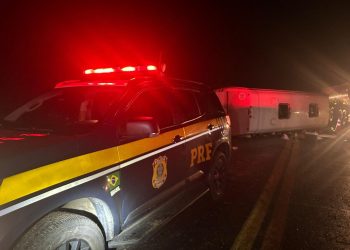 Micro-ônibus paraguaio tomba na BR-277 e deixa um morto e seis feridos graves