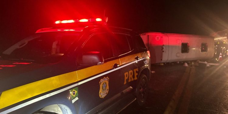 Micro-ônibus paraguaio tomba na BR-277 e deixa um morto e seis feridos graves