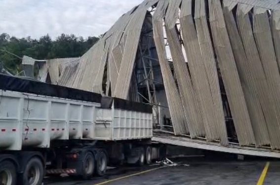 Simepar confirma downburst, e não tornado, como causa de destruição em oficina de Campina Grande do Sul