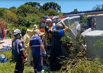 Caminhão betoneira tomba na zona rural de São José dos Pinhais e trabalho de resgate dura quase 3 horas
