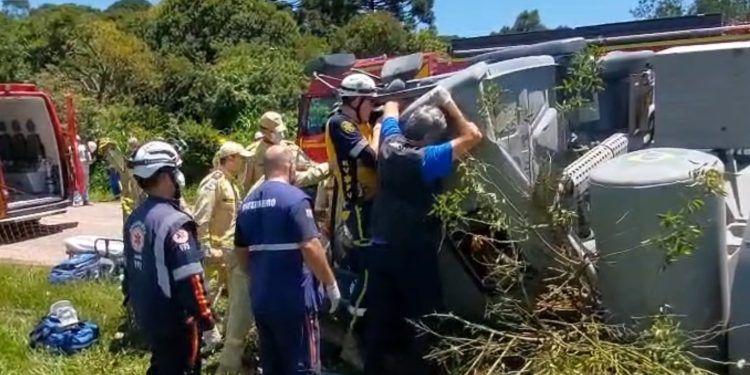 Caminhão betoneira tomba na zona rural de São José dos Pinhais e trabalho de resgate dura quase 3 horas