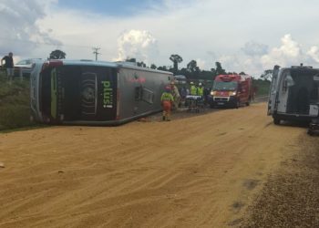 Colisão traseira entre ônibus e carreta deixa cinco feridos na BR-277