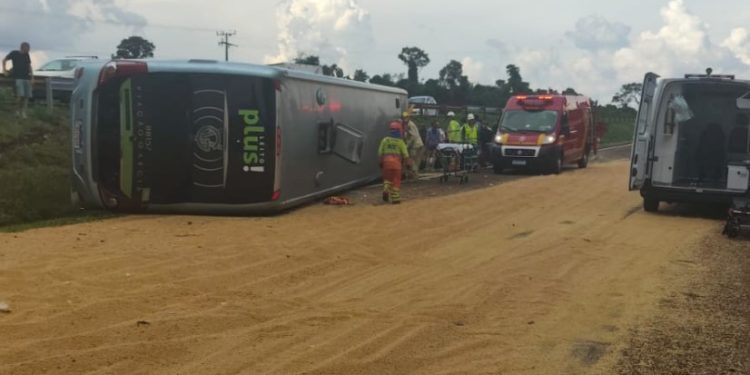 Colisão traseira entre ônibus e carreta deixa cinco feridos na BR-277