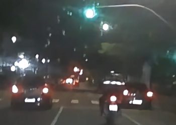 Condutora de carro fura sinal vermelho e provoca grave acidente em Curitiba