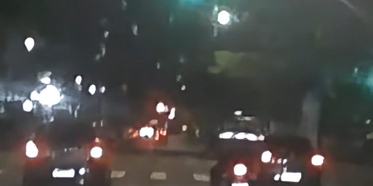 Condutora de carro fura sinal vermelho e provoca grave acidente em Curitiba