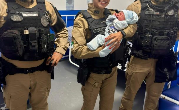 Policiais militares auxiliam parto dentro de veículo no Centro de Matinhos