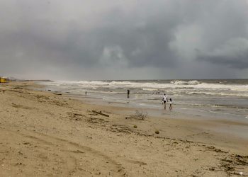 Bombeiros alertam para risco de descargas elétricas no mar durante temporais no Carnaval
