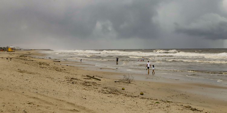 Bombeiros alertam para risco de descargas elétricas no mar durante temporais no Carnaval