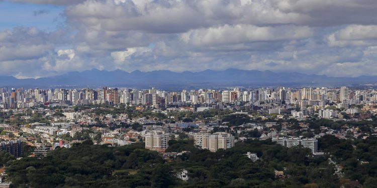 Semana típica de verão: tempo abafado e chuva de fim de tarde no Paraná