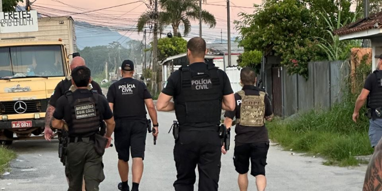 PCPR, PMPR e Polícia Penal cumprem 13 mandados de busca e apreensão contra o tráfico de drogas no Litoral