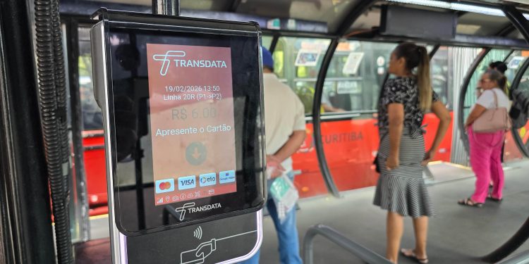 Ônibus metropolitanos passam a aceitar cartões de débito e crédito a partir de segunda