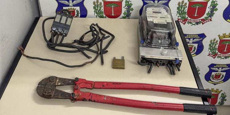 Dupla é presa por furto de fiação no bairro Parolin