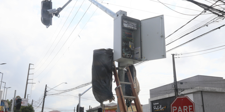 Novos semáforos entram em operação em cruzamentos de Curitiba nesta semana