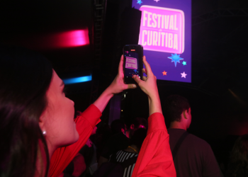 Pedreira Paulo Leminski vira sambódromo na abertura do Festival de Curitiba