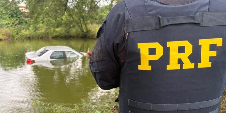 PRF apreende agrotóxicos após dupla de menores “mergulharem” com o carro num açude no Paraná