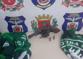 Homem é preso com revólver após denúncia de desordem na CIC