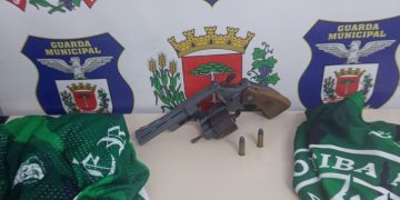 Homem é preso com revólver após denúncia de desordem na CIC
