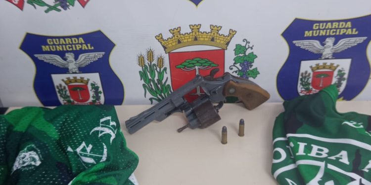 Homem é preso com revólver após denúncia de desordem na CIC