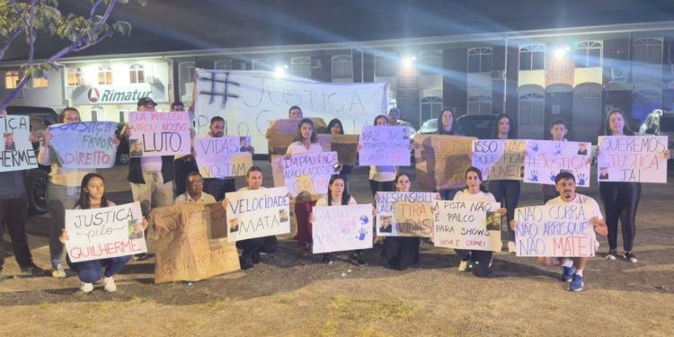 Família de motociclista morto em suposto racha protesta na BR-277 e cobra justiça