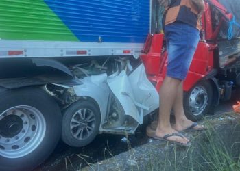 Carro é esmagado entre caminhões e três pessoas morrem na BR-116