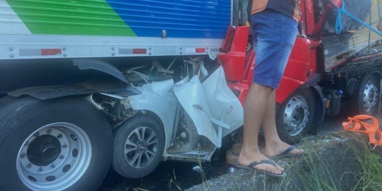 Carro é esmagado entre caminhões e três pessoas morrem na BR-116