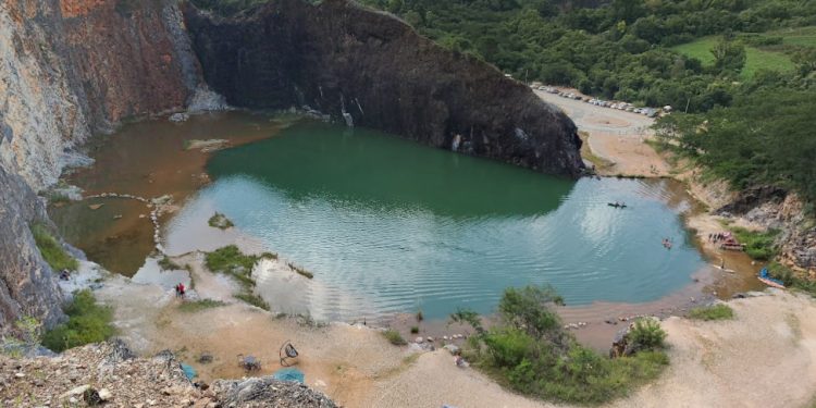 Menina de 12 anos morre após se afogar na Lagoa Azul, em Campo Magro