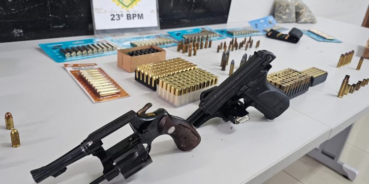 Homem é preso após disparos de arma de fogo dentro de veículo no bairro Vila Izabel, em Curitiba