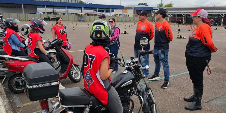 Curso “Pilotando para a Vida” reúne 35 mulheres em edição especial no pátio do Detran em Curitiba