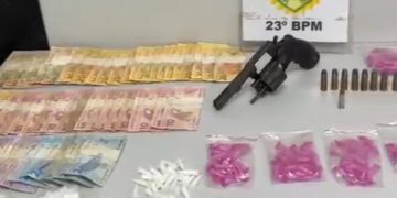 Com ajuda de cão farejador, PM encontra quase 600 gramas de cocaína e arma com numeração suprimida no Caiuá