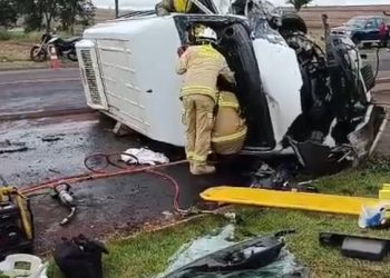 Colisão frontal envolvendo carro e van na PR-545, deixa dois mortos e cinco feridos