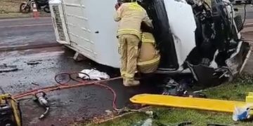 Colisão frontal envolvendo carro e van na PR-545, deixa dois mortos e cinco feridos
