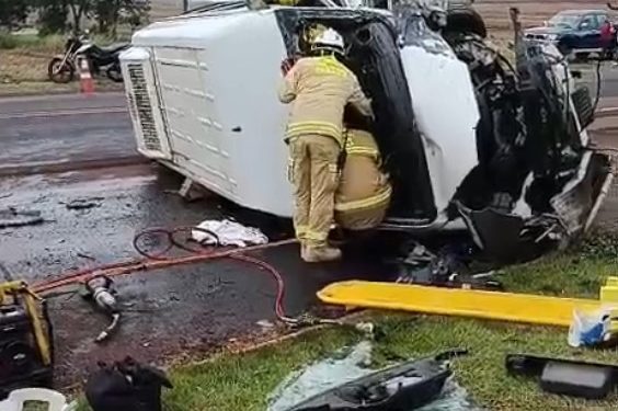Colisão frontal envolvendo carro e van na PR-545, deixa dois mortos e cinco feridos