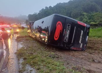 Ônibus com 49 passageiros sai da pista na BR-116 em Campina Grande do Sul